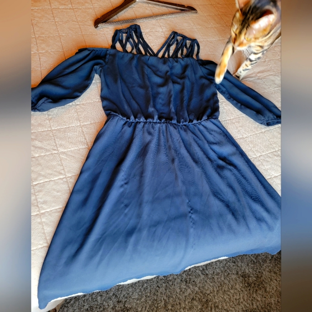 Black dress, open shoulder